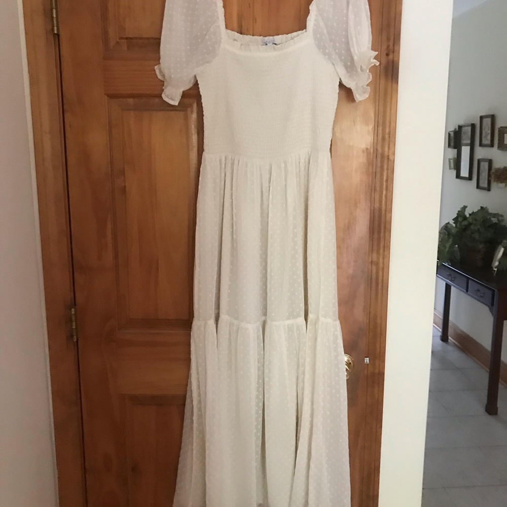 Chic White Maxi Dress with Puff Sleeves